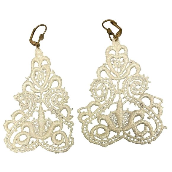 Vintage White Lace Doily Filigree Pierced Earrings - Picture 3 of 3